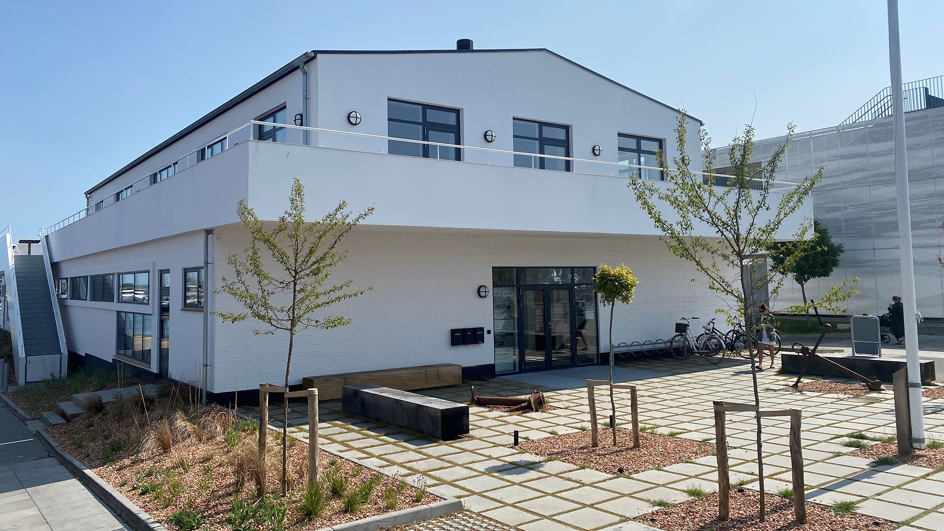 Reinforcement of cantilevered concrete deck
