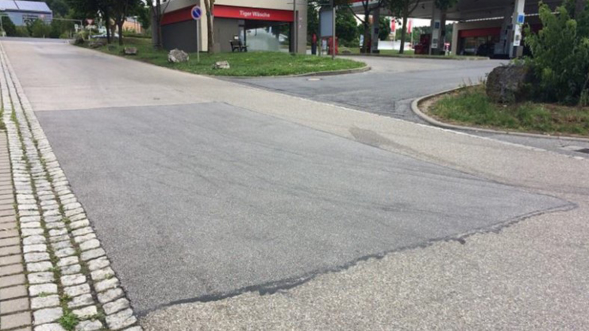 Asphalt pavement repair
