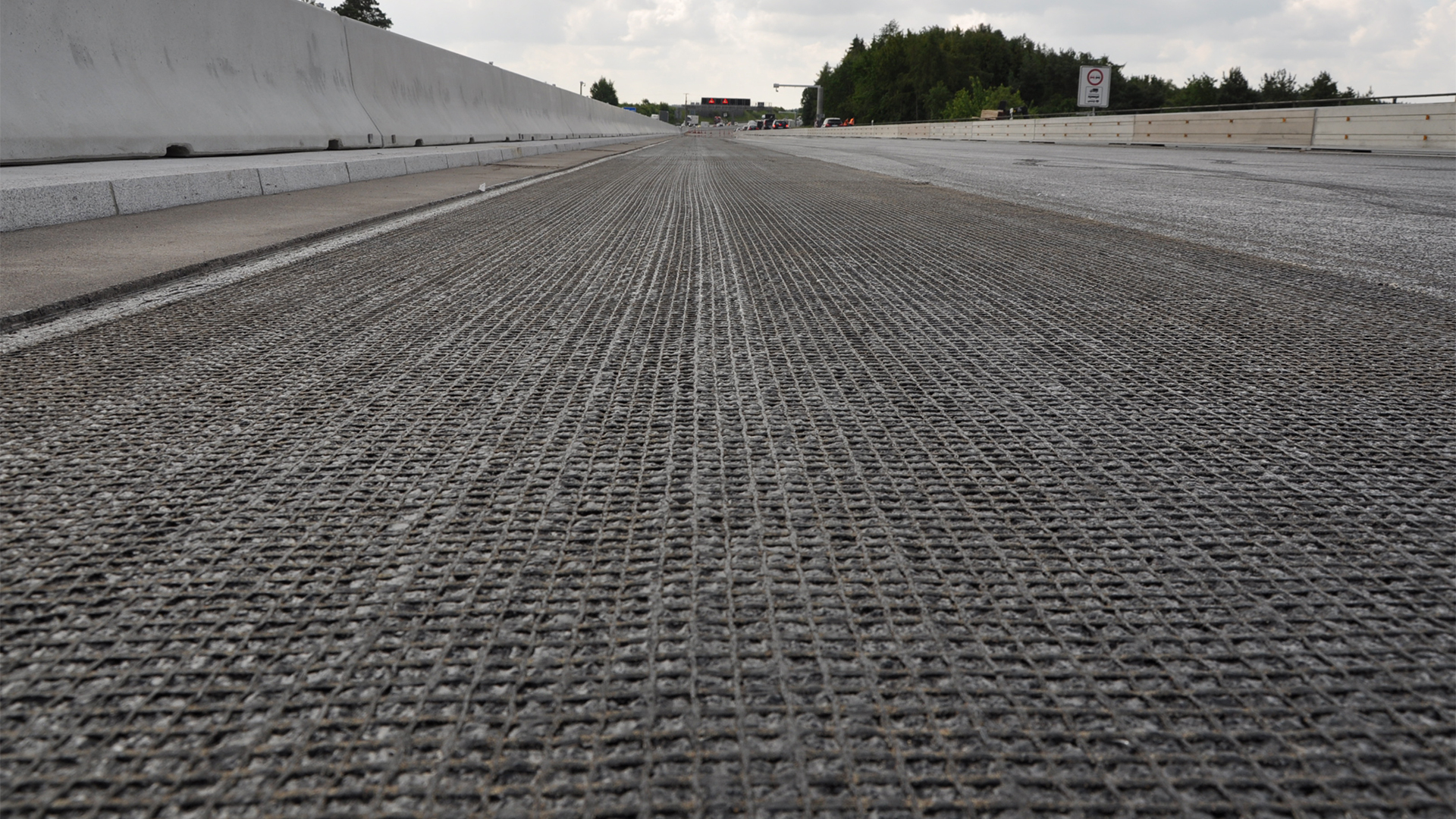 Thin asphalt layer in hot installation with carbon fibre grid reinforcement