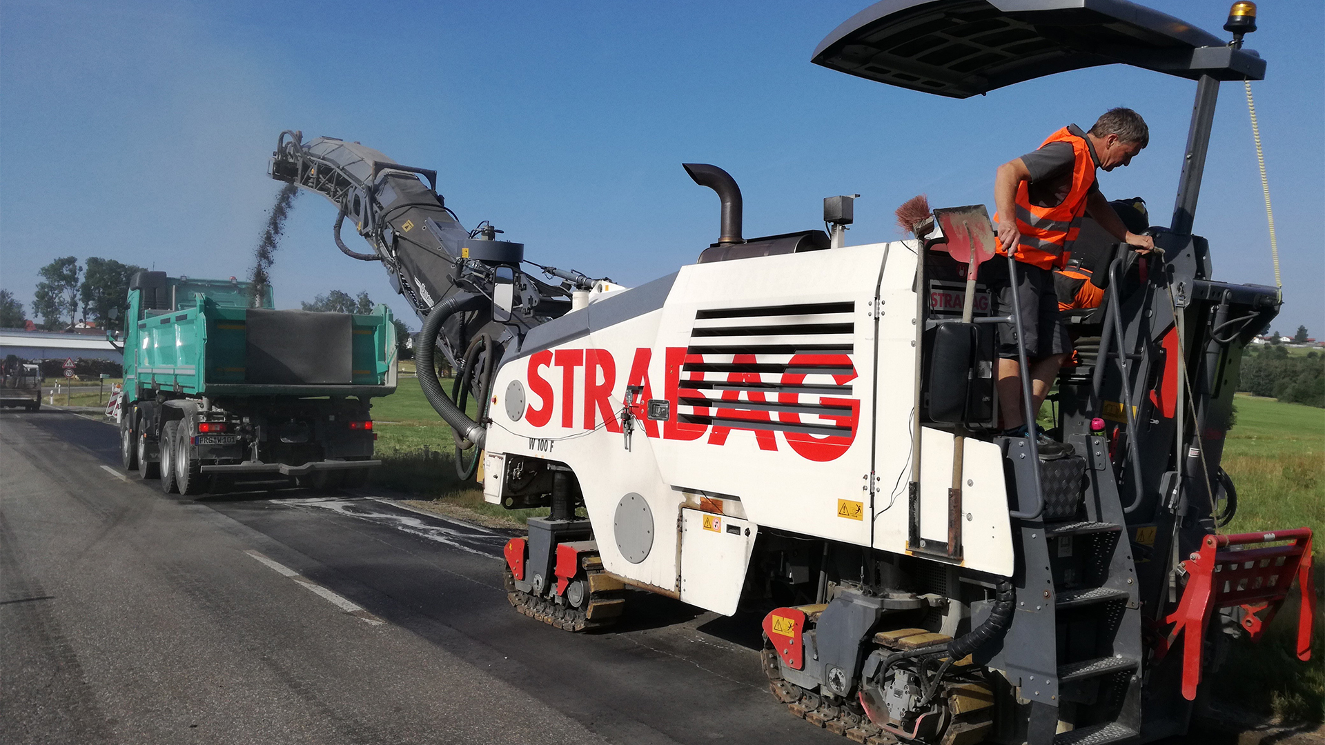 Asphalt reinforcement recycling