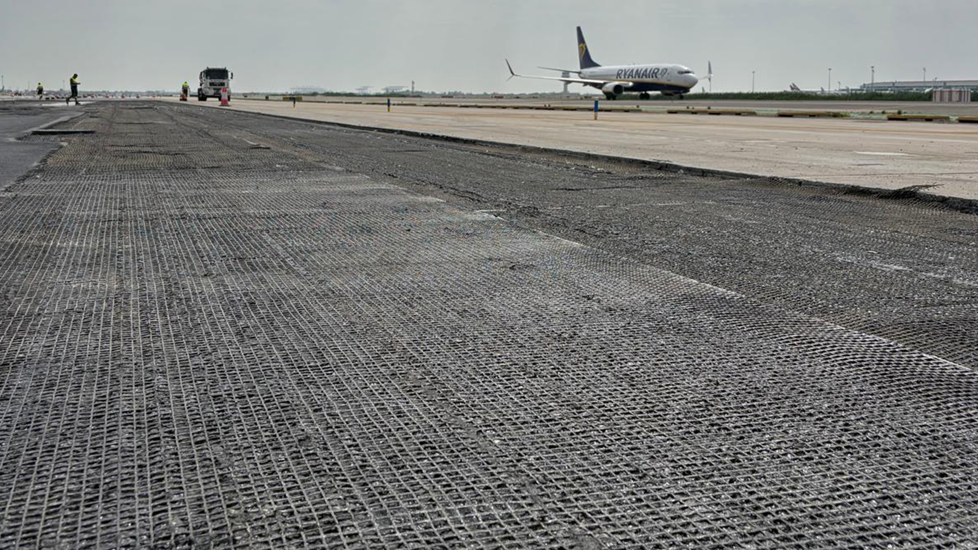 Reinforcement of the taxiway at Barcelona's El Prat Airport