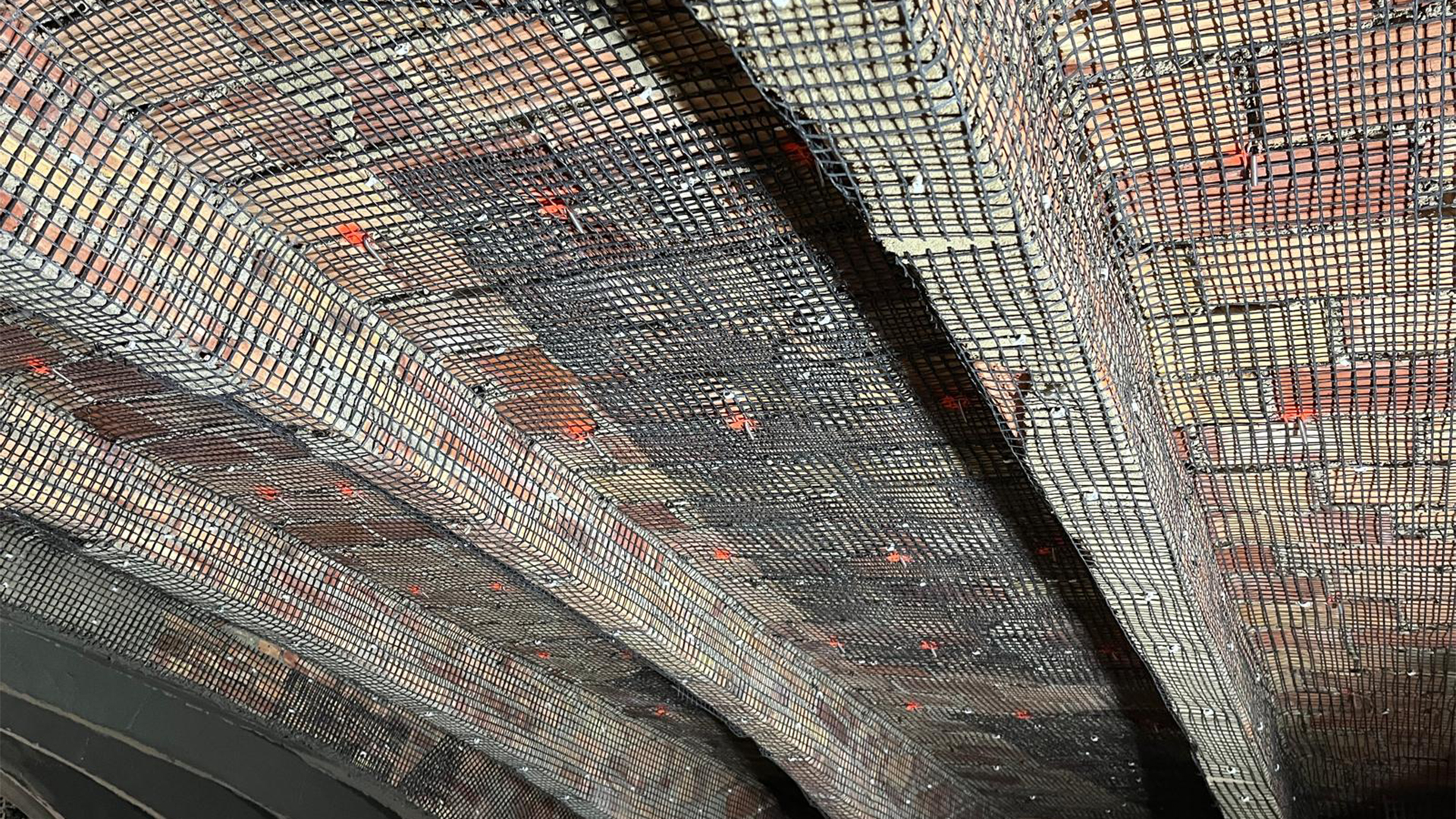 Structural strengthening due to the collapse of part of the structure