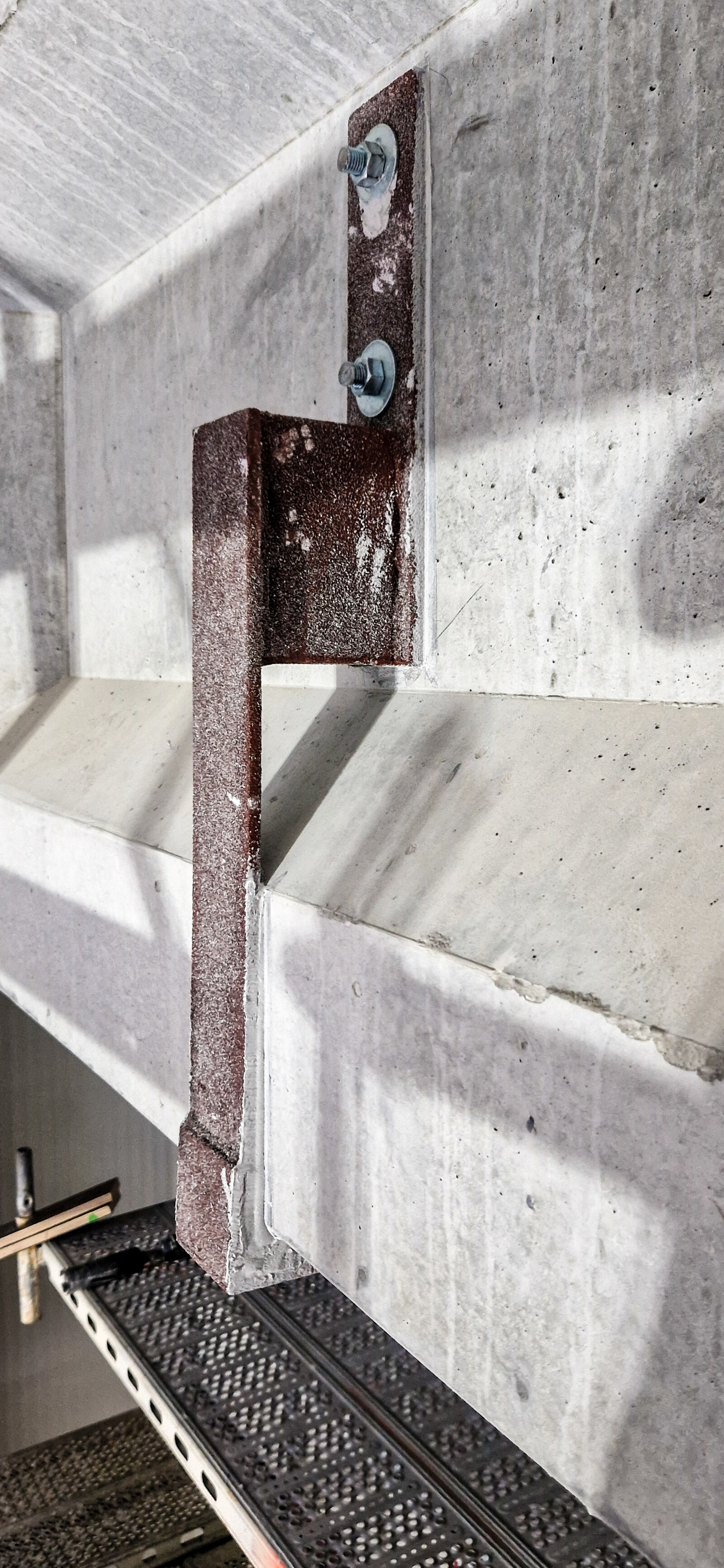 Reinforcement of a damaged tension truss | S&P Clever Reinforcement