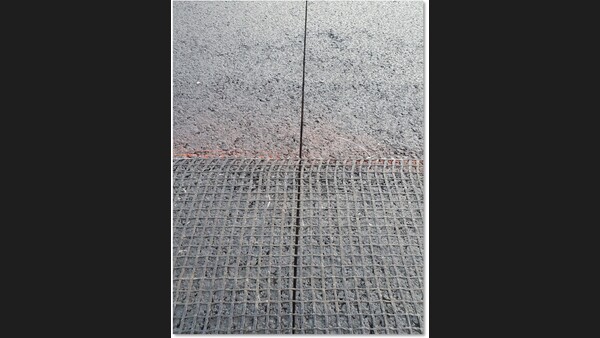 S&P Carbophalt® G 200/200 asphalt reinforcement was installed over the artificially induced cracks.