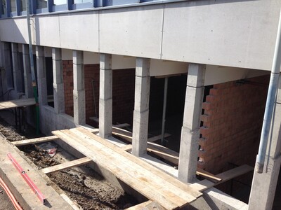 Preparing the concrete surface / Chamfering the edges to a radius of min. 25 mm