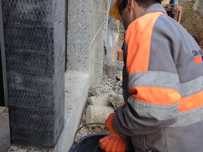 Covering the columns in quartz sand as bonding course