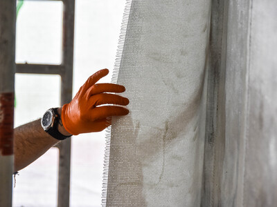 The glass fibre fabric must overlap by at least 100 mm. Image: S&P