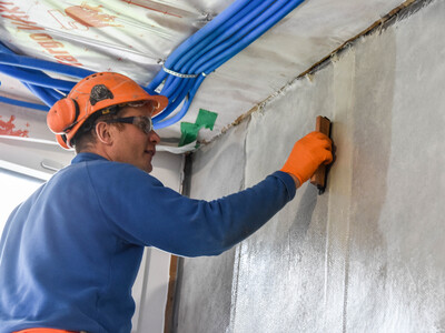 With the rubber spatula, the impregnated sheets can be beautifully spread onto the substrate. Image: S&P