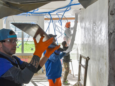 The team worked together to push the laminates through the opening. Image: S&P