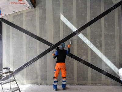 The experts at Gebr. Brun AG cleanly remove the excess resin after applying pressure on the laminate. Image: S&P