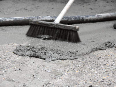 Before applying the mortar, the installers spread a bonding slurry. Image: S&P