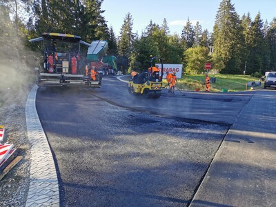 The paving of the surface course with recycled fibres did not require any additional measures and proceeded without any anomalies. Image: S&P