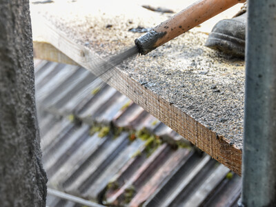 The construction experts sprayed on the first layer of mortar with the high-performance pump from S&P. Image: S&P