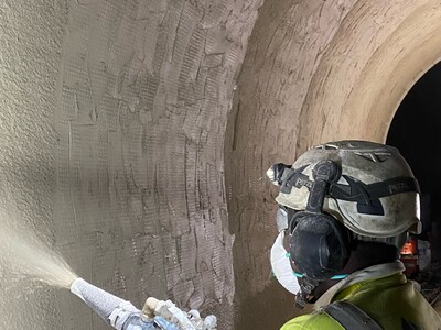 Spraying the 2nd layer on the S&P ARMO-mur 