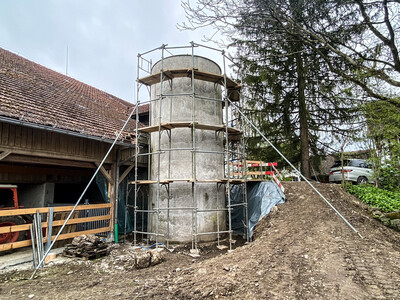 The old silo is located on an organic farm right next to the barn. Image: S&P