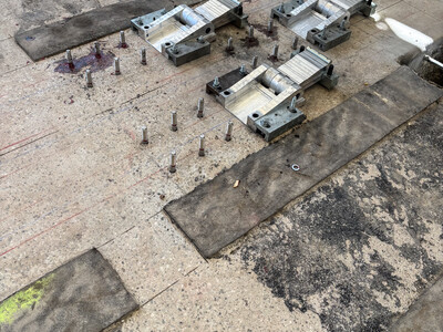 Fixing the anchorages and clamps for the prestressed laminates.