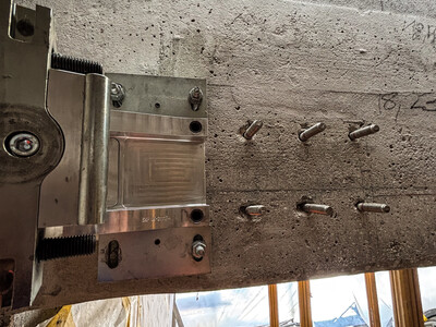 Lateral installation of the prestressing device on the underside of the beam.