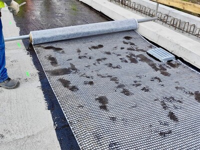Application of the reinforcement grid over the waterproofing emulsion